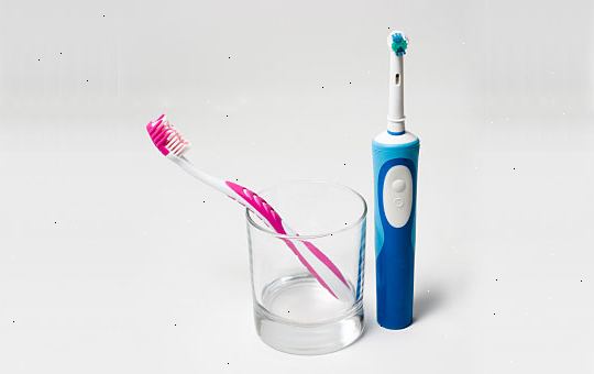 Att välja en tandborste: manuell vs elektriska. Manuella tandborstar: En klassisk rutt till god tandvård.