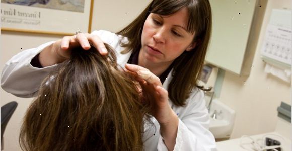 Är en håravfall produkt svaret för dig? För vissa kan håravfall behandling vara så enkelt som att köpa en produkt på apotek, antingen receptbelagda eller över disk.