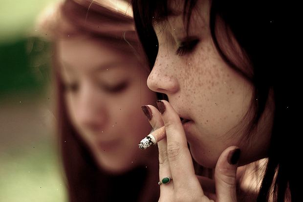 Tonåringar och rökning. Teen rökning statistiken fortfarande en oro.